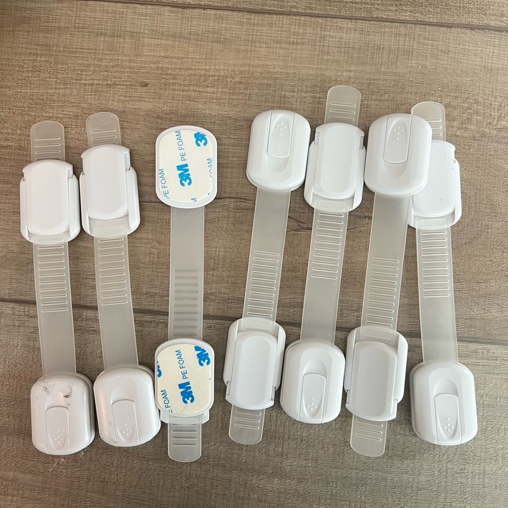 SKYLA Homes Baby locks. Child safety cabinet/toilet seat/furniture proofing.